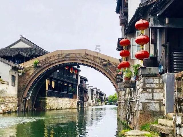 地铁人潮中，那抹“警察蓝”格外让人安心